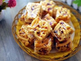 15、蔓越莓沙琪玛,用保鲜膜分别包裹每一块沙琪玛，保质期3天