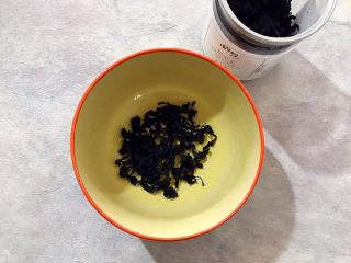2、健康饮食の凉拌爽口小菜～苦菊裙带菜,称出5g裙带菜