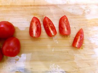 6、健康饮食の凉拌爽口小菜～苦菊裙带菜,小番茄洗净，如图所示，对半再对半切开