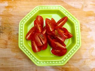 7、健康饮食の凉拌爽口小菜～苦菊裙带菜,全部切好，控干水分，备用