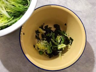21、健康饮食の凉拌爽口小菜～苦菊裙带菜,苦菊也剪碎，如图所示