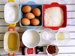 1、覆盆子红丝绒蛋糕,准备金盘方形蛋糕材料