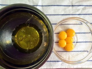 3、覆盆子红丝绒蛋糕,分别在两个无水无油干净容器中分离蛋黄，蛋白