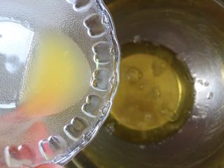 7、覆盆子红丝绒蛋糕,烤箱预热上下管170度，蛋白中加入柠檬汁，用电动打蛋器中速打发到粗泡状态