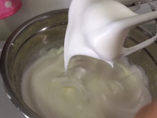 9、覆盆子红丝绒蛋糕,当蛋白变的越来越细腻，提起打蛋头可见顶部有弯钩即可，我个人不太喜欢太硬的蛋白发泡，拌面糊时容易搅拌过度导致消泡。