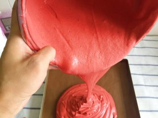 12、覆盆子红丝绒蛋糕,烤盘垫高温油布，将红丝绒蛋黄糊倒在烤盘上