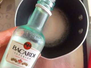 15、覆盆子红丝绒蛋糕,烤蛋糕的时间做酒糖液，细砂糖，朗姆酒，牛奶用奶锅加热至糖熔化放凉即可，酒糖液可以增加蛋糕风味，可以防止蛋糕片抹面掉渣。