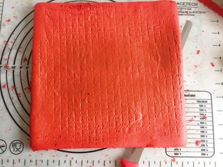 19、覆盆子红丝绒蛋糕,蛋糕出炉后倒置烤盘散热，微微有余温时用刀分成两片