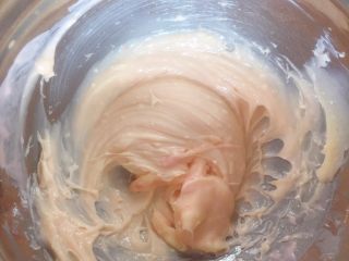 24、覆盆子红丝绒蛋糕,制作香缇奶酪奶油：奶酪，糖粉，柠檬汁，用刮刀充分压拌至奶酪柔滑细腻，先加配方中50克淡奶油用手动打蛋器搅拌均匀