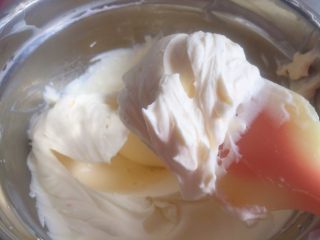 26、覆盆子红丝绒蛋糕,香缇奶酪奶油打发好的状态如图所示