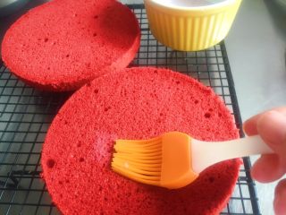 27、覆盆子红丝绒蛋糕,6寸蛋糕片涂酒糖液后抹香缇奶酪奶油