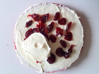 28、覆盆子红丝绒蛋糕,蛋糕片抹薄奶油加樱桃酱和覆盆子玫瑰酱，上面盖一层薄奶油盖住果酱