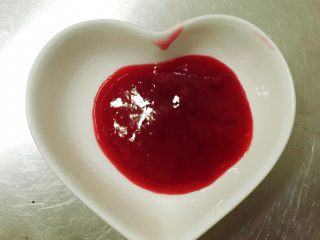 33、覆盆子红丝绒蛋糕,覆盆子果酱10克加溶化的吉利丁液做成果胶蛋糕底部做装饰