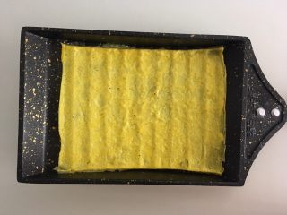 1、沙拉花束,鸡蛋打散煎成蛋皮，最好有方锅，没有的就剪好裁一下