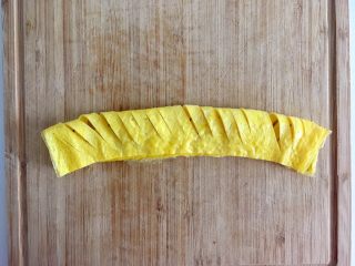 4、沙拉花束,蛋皮横向对折，从一边开始卷起