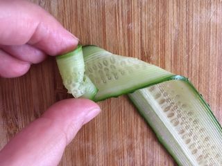 8、沙拉花束,卷一点后，把瓜条向后折一下，继续卷