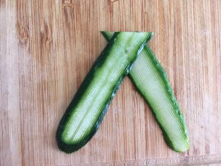 14、沙拉花束,把一条瓜皮一分为二摆成蝴蝶结下半部分