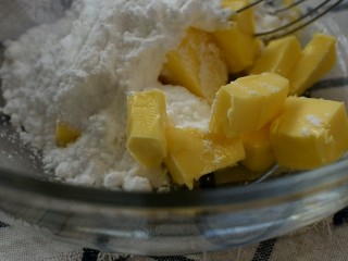 3、黄油曲奇,倒入糖粉