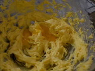 7、黄油曲奇,将蛋液分3次加入进去