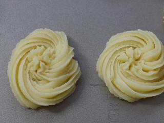 14、黄油曲奇,将曲奇挤在烤盘上。130度烤20分钟即可（每个烤箱不同，作为参考）