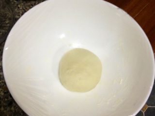 5、HomeMake榴莲披萨（8寸）,盖上保鲜膜，放在温暖处，发酵1：30-2小时。