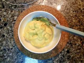 8、HomeMake榴莲披萨（8寸）,用搅拌机将榴莲肉搅成泥状，加入鸡蛋黄，继续搅拌均匀。（蛋清留着备用）