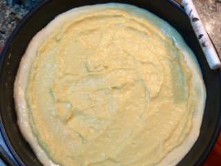 14、HomeMake榴莲披萨（8寸）,放上厚厚的蛋黄榴莲泥。用蛋清把四周饼边均匀刷一遍。