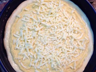 15、HomeMake榴莲披萨（8寸）,撒上适量的马苏里拉奶酪碎。