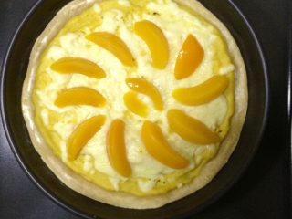 17、HomeMake榴莲披萨（8寸）,取出，把黄桃（或喜爱的水果蔬菜）码放上去，再撒上一层马苏里拉奶酪碎。（不爱吃奶酪多的朋友可以不用撒最后一层的马苏。）