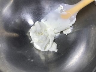 1、轻乳酪蛋糕,奶油奶酪室温软化，搅打顺滑，可以隔温水操作。蛋清蛋黄分离待用。