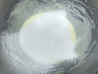 5、轻乳酪蛋糕,低筋面粉和玉米淀粉混合筛入盆内