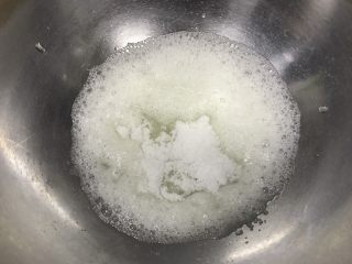 8、轻乳酪蛋糕,加入细砂糖。