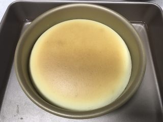 15、轻乳酪蛋糕,完成后不要立马取出蛋糕，待烤箱内冷却后，再取出蛋糕。