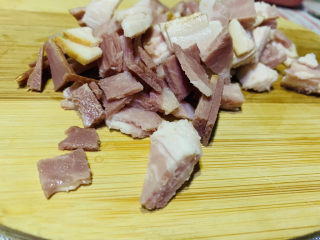 2、培根火腿披萨,切粒