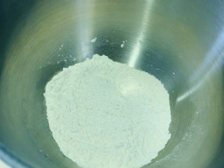 5、培根火腿披萨,高筋面粉300克，这个是做两个披萨皮的量，如果做一个披萨皮，配料减半