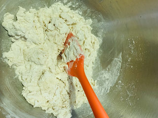 11、培根火腿披萨,用刮刀，搅拌成絮状