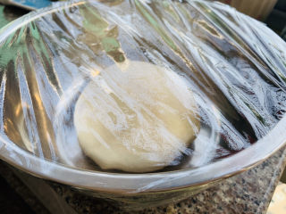 15、培根火腿披萨,盖上保鲜膜，发酵