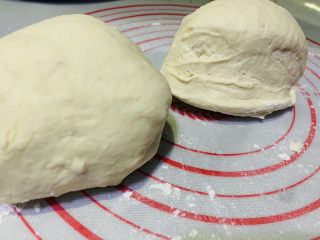 17、培根火腿披萨,揉圆，切两份