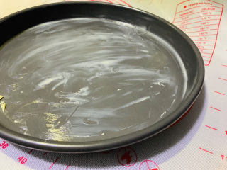 18、培根火腿披萨,披萨盘涂层薄黄油，待用