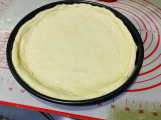 20、培根火腿披萨,放入披萨盘，两边挤出盘子一样高