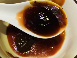 22、培根火腿披萨,用番茄酱、蚝油、黑胡椒酱、白糖调成披萨酱