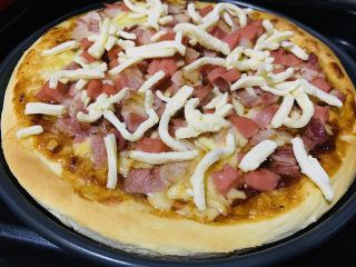 25、培根火腿披萨,取出，再撒上芝士碎，再烤5分钟，出炉