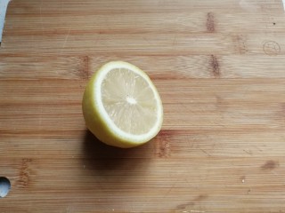 1、小熊柠檬蛋黄饼干,柠檬一个切开，取少许柠檬汁备用；