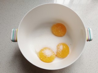 3、小熊柠檬蛋黄饼干,蛋黄放入容器中，加入全部白糖；