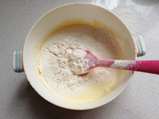 6、小熊柠檬蛋黄饼干,再筛入低筋面粉；