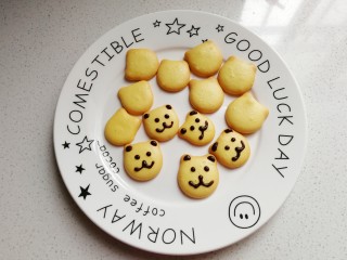 13、小熊柠檬蛋黄饼干,烤好的小饼干晾凉后，再融一点巧克力装入裱花袋挤出小熊的耳朵，眼睛和嘴巴就好啦。