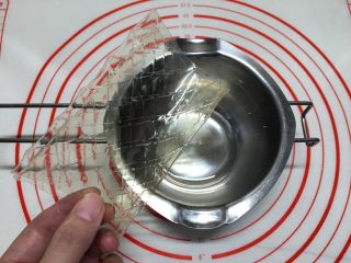 1、零基础酸奶慕斯杯,准备好吉利丁片5克、容器里放入20克凉开水