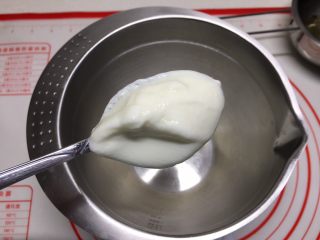 3、零基础酸奶慕斯杯,这时候准备酸奶，这里用的是自制无糖酸奶，也可以直接购买，只要浓稠型的就可以