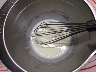 4、零基础酸奶慕斯杯,因为我用的是自制无糖酸奶，所以加了10克糖粉，用打蛋器搅匀。如果是购买的带甜味的酸奶就不要加糖了