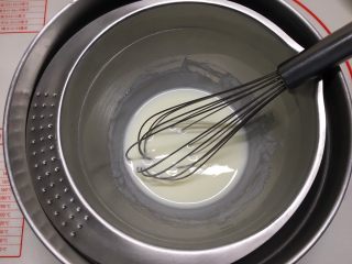 5、零基础酸奶慕斯杯,酸奶冰箱里取出来需要回温，否则吉利丁液倒进去可能会凝结。夏天回温到室温就可以，我不想等，冰酸奶隔热水泡了一会会，基本上摸着容器底部温温的就可以了